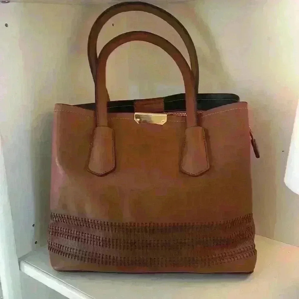 Classic Brown Women's Shoulder Bag - Elegant Everyday Tote